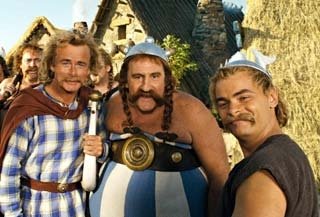 Assurancetourix (Franck Dubosc), Astérix (Clovis Cornillac) et Obélix (Gérard Depardieu)