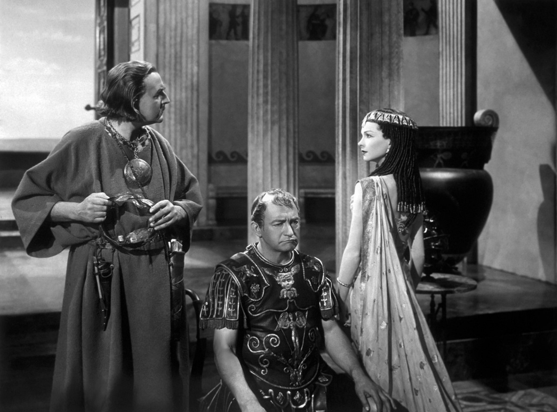Cecil Parker (à gauche), Claude Rains et Vivien Leight dans César et Cléopatre