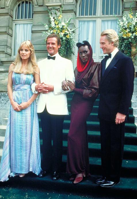 Tanya Robert, Roger Moore, Grace Jones et Christopher Walken dans Dangereusement vôtre