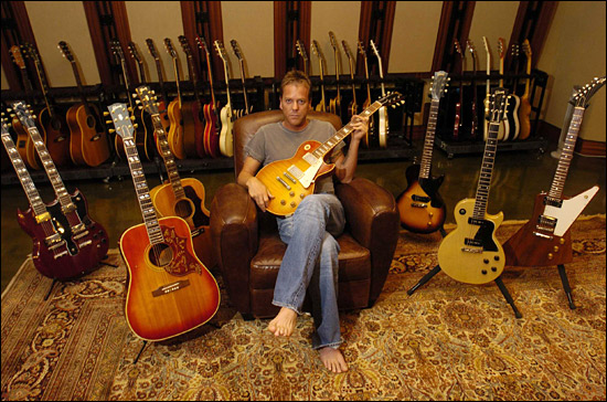 Kiefer Sutherland, grand amateur de guitares