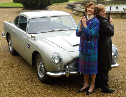 Lois Maxwell devant l'Aston Martin DB5 de James Bond