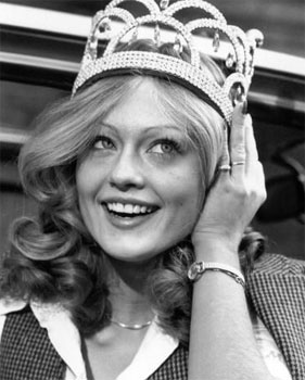 Mary Stavin lors de sa victoire au concours de Miss Monde, en 1977