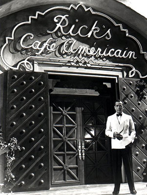 Humphrey Bogart devant le Rick's Café de Casablanca