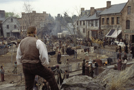 Brendan Gleeson de dos surveillant les Five Points dans Gangs of New-York, de Martin Scorsese