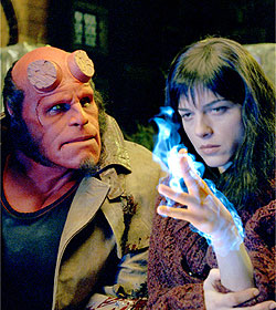 Hellboy (Ron Perlman) et Liza Sherman (Selma Blair)