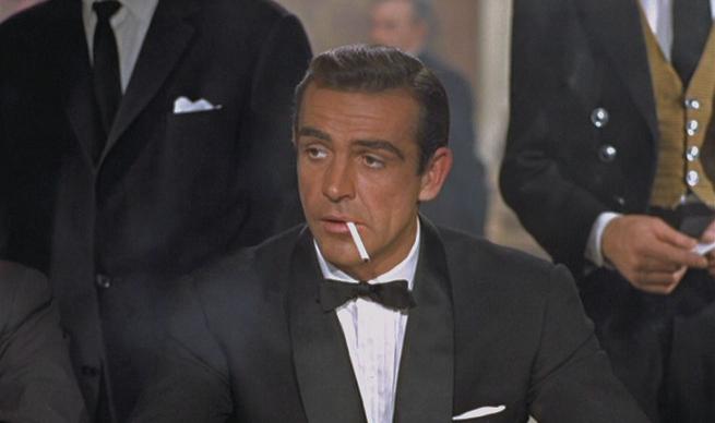 James Bond (Sean Connery), fumeur de cigarettes dans James Bond contre le docteur No