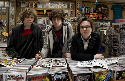 Evan Peters, Aaron Johnson et Clark Duke dans Kick-Ass de Matthew Vaughn