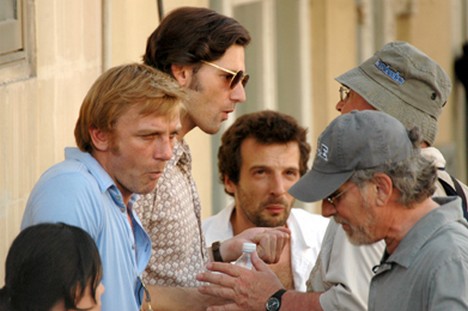 Eric Bana, Daniel Craig, matthieu Kassovitz et Steven Spielberg sur le tournage de Munich 