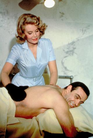 Molly Peters et Sean Connery dans Opération Tonnerre de Terrence Young