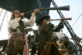 le Capitaine Barbossa (Geoffrey Rush) et le Capitaine Sparrow (Johnny Depp) : lequel a la plus grosse?