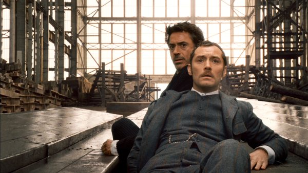 le Docteur Watson (Jude Law) et Sherlock Holmes (Robert Downey Jr.) dans Sherlock Holmes, de Guy Ritchie: un couple ou bien seulement des amis?