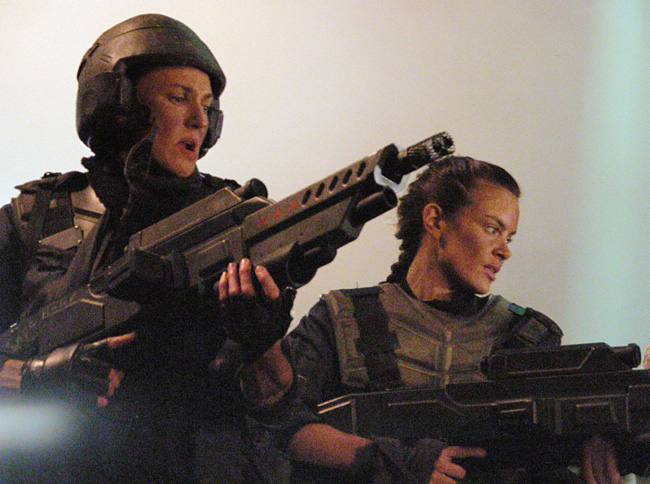 Brenda Strong et Colleen Porch dans Starship Troopers 2 : Héros de la Fédération