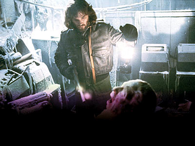Kurt Russell fait une découverte macabre dans The Thing, de John Carpenter