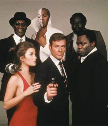 Tout le casting de Vivre et laisser mourir: Julius Harris, Geoffrey Holder Earl Jolly Brown, Jane Seymour, Roger Moore et Yaphet Kotto