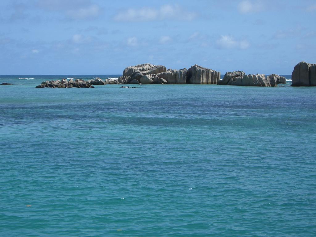 Mer multicolore depuis le port de la Passe