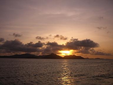 coucher de soleil sur Praslin depuis le port de la Passe