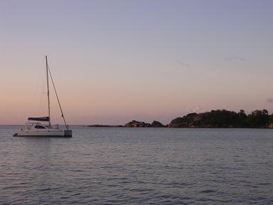 catamaran à l'ancre dans l'Anse Lazio