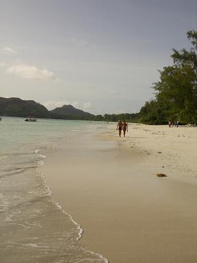touristes sur la plage de l'Anse Volbert